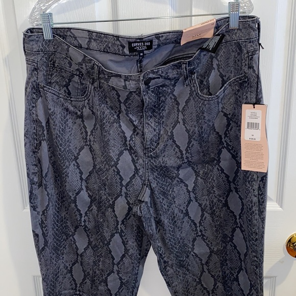 NWT NYDJ SNAKESKIN PRINT SLIM STRAIGHT ANKLE JEANS - Picture 4 of 8